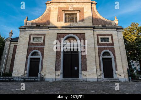 Uccle, Brüssel Hauptstadt Region - Belgien - 08 20 2020 Fassade der St. Peter Kirche von Uccle Stockfoto