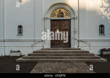 Uccle, Region Brüssel-Hauptstadt - Belgien - 08 20 2020 Eingang und Treppe der orthodoxen Kirche Saint Job Stockfoto