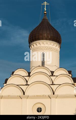 Uccle, Region Brüssel-Hauptstadt - Belgien - 08 20 2020 - Fassade und Detail der orthodoxen Kirche Saint Job Stockfoto