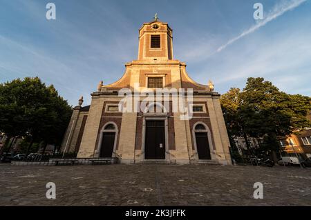 Uccle, Brüssel Hauptstadt Region - Belgien - 08 20 2020 Fassade der St. Peter Kirche von Uccle Stockfoto