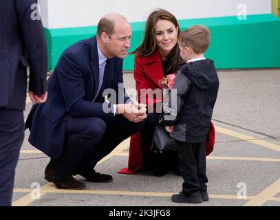 DER Prinz und die Prinzessin von Wales erhalten von dem vierjährigen Theo Crompton eine schicke Blumenpracht, als sie zur RNLI Holyhead Lifeboat Station in Holyhead, Wales, kommen, wo sie Crew treffen, Freiwillige und einige von denen, die von ihrer lokalen Einheit unterstützt wurden. Holyhead ist eine der drei ältesten Rettungsbootstationen an der walisischen Küste und hat eine bemerkenswerte Geschichte der Tapferkeit, da sie 70 Auszeichnungen für die Galanterie erhalten hat. Bilddatum: Dienstag, 27. September 2022. Stockfoto