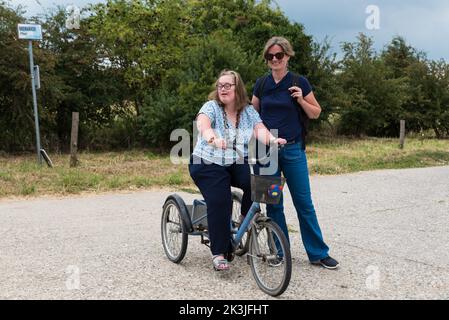 Hachendover, Flandern Belgien - 07 25 2020: Porträt eines süßen 38-jährigen Mädchens mit Down-Syndrom und ihrer Freundin Stockfoto