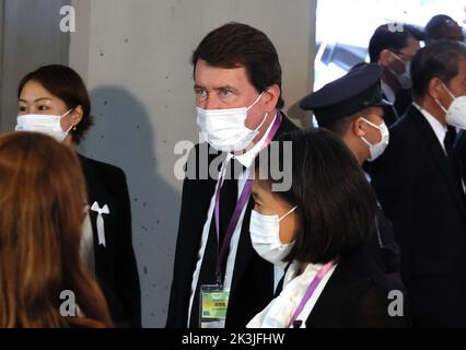 Tokio, Tokio, Japan. 27. September 2022. Der US-Senator und ehemalige US-Botschafter in Japan, William Hagerty, kommt in die Budokan-Halle, um an der staatlichen Beerdigung des ermordeten ehemaligen japanischen Premierministers Shinzo Abe teilzunehmen, der während eines Wahlkampfs in Tokio am 27. September 2022 getötet wurde. Rund 4.300 Teilnehmer, darunter ausländische Delegierte aus über 200 Ländern, nehmen an der Trauerfeier Teil. (Bild: © POOL via ZUMA Press Wire) Stockfoto