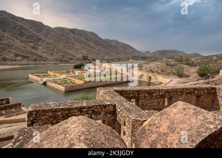 Blick vom Amber Fort über den See. Berühmtes Wahrzeichen von Rajasthan in der Nähe von Jaipur Stadt. Stockfoto