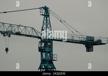 Mittelteil eines Baukran nach dem Regen. Die Stimmung ist düster und dunkel. Es ist ein minimalistisches Bild. Stockfoto