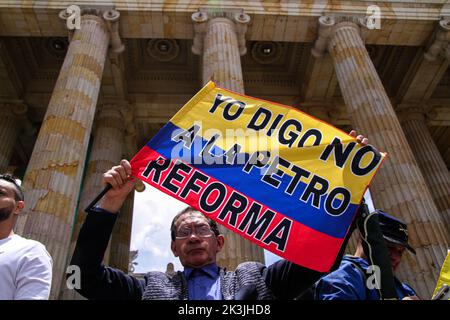 Während des ersten regierungsfeindigen Protestes gegen den linken Präsidenten winkt ein Demonstrator eine kolumbianische Flagge mit der Aufschrift „Ich sage Nein zu Petro's Steuerreform“ Stockfoto