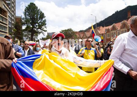 Während des ersten regierungsfeindlichen Protestes gegen den linken Präsidenten Gustavo Petro und seine Initiative zu einer Steuererklärung winkt ein Demonstranten mit kolumbianischer Flagge Stockfoto