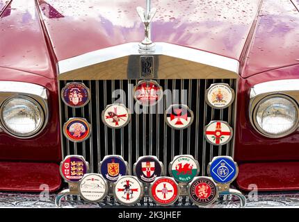 Klassischer Rolls Royce Corniche Kühlergrill mit verschiedenen britischen Abzeichen Stockfoto
