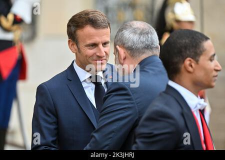 Paris, Frankreich. 26. September 2022. Treffen des Präsidenten der Französischen Republik Emmanuel Macron mit dem Premierminister der Republik Armenien, Nikol PACHINIAN. Palais de l Elysee, Paris, Frankreich am 26. September 2022. (Foto: Lionel Urman/Sipa USA) Quelle: SIPA USA/Alamy Live News Stockfoto