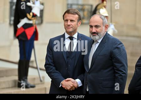 Paris, Frankreich. 26. September 2022. Treffen des Präsidenten der Französischen Republik Emmanuel Macron mit dem Premierminister der Republik Armenien, Nikol PACHINIAN. Palais de l Elysee, Paris, Frankreich am 26. September 2022. (Foto: Lionel Urman/Sipa USA) Quelle: SIPA USA/Alamy Live News Stockfoto