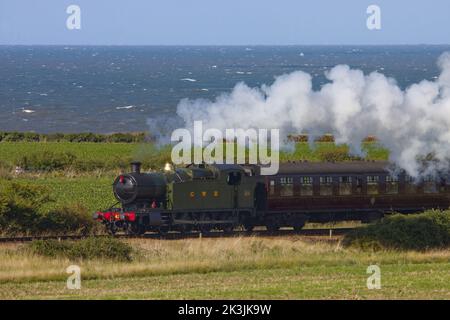 Dampflokomotive Great Western Railway (GWR) 4270 Ziehen eines Zuges von BR MK 1 Wagen auf der North Norfolk Railway Stockfoto