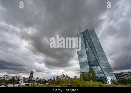 27. September 2022, Hessen, Frankfurt/Main: Dunkle Regenwolken ziehen mittags über den Hauptsitz der Europäischen Zentralbank. Ein Teil der Frankfurter Skyline ist unten zu sehen. Foto: Frank Rumpenhorst/dpa Stockfoto