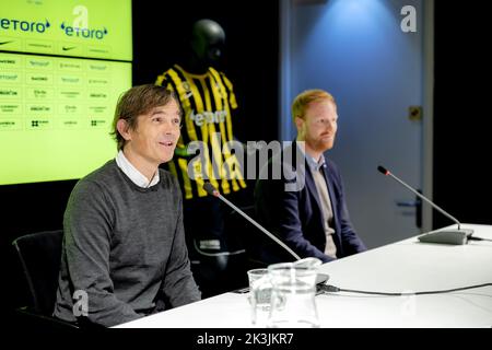 ARNHEM - Philip Cocu und technischer Direktor Benjamin Schmedes bei der Präsentation von Coccu als Cheftrainer von Vitesse. Der 101-malige Orange-Nationalspieler folgt auf Thomas Letsch, der letzte Woche zum deutschen VfL Bochum gewechselt ist. Cocu ist seit seiner Entlassung Ende 2020 im Derby County in England ohne Club. ANP ROBIN VAN LONKHUIJSEN Stockfoto