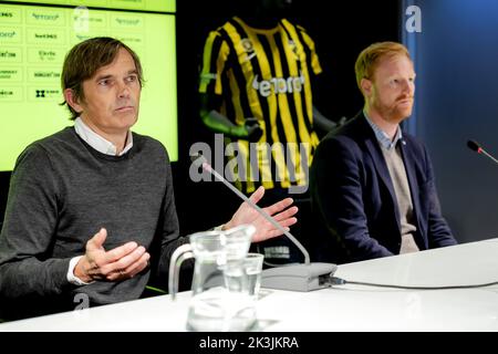 ARNHEM - Philip Cocu und technischer Direktor Benjamin Schmedes bei der Präsentation von Coccu als Cheftrainer von Vitesse. Der 101-malige Orange-Nationalspieler folgt auf Thomas Letsch, der letzte Woche zum deutschen VfL Bochum gewechselt ist. Cocu ist seit seiner Entlassung Ende 2020 im Derby County in England ohne Club. ANP ROBIN VAN LONKHUIJSEN Stockfoto