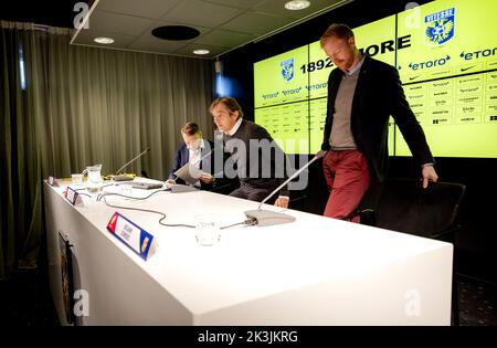 ARNHEM - Philip Cocu und technischer Direktor Benjamin Schmedes bei der Präsentation von Coccu als Cheftrainer von Vitesse. Der 101-malige Orange-Nationalspieler folgt auf Thomas Letsch, der letzte Woche zum deutschen VfL Bochum gewechselt ist. Cocu ist seit seiner Entlassung Ende 2020 im Derby County in England ohne Club. ANP ROBIN VAN LONKHUIJSEN Stockfoto