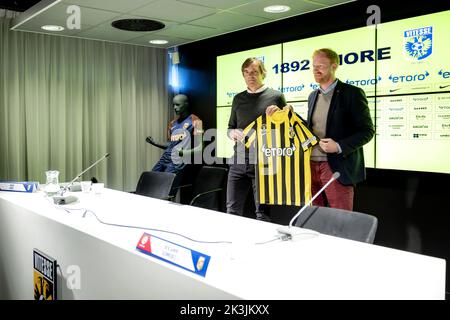 ARNHEM - Philip Cocu und technischer Direktor Benjamin Schmedes bei der Präsentation von Coccu als Cheftrainer von Vitesse. Der 101-malige Orange-Nationalspieler folgt auf Thomas Letsch, der letzte Woche zum deutschen VfL Bochum gewechselt ist. Cocu ist seit seiner Entlassung Ende 2020 im Derby County in England ohne Club. ANP ROBIN VAN LONKHUIJSEN Stockfoto