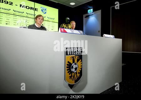 2022-09-27 13:12:34 ARNHEM - Philip Cocu und technischer Direktor Benjamin Schmedes bei der Präsentation von Coccu als Cheftrainer von Vitesse. Der 101-malige Orange-Nationalspieler folgt auf Thomas Letsch, der letzte Woche zum deutschen VfL Bochum gewechselt ist. Cocu ist seit seiner Entlassung Ende 2020 im Derby County in England ohne Club. ANP ROBIN VAN LONKHUIJSEN niederlande Out - belgien Out Stockfoto