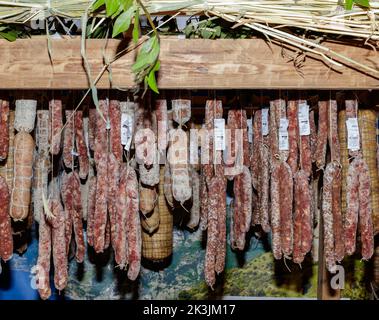 Turin, Italien - 23. September 2022: Verschiedene Arten von Salami zum Verkauf während der Messe 'Terra Madre - Salone del Gusto' (kostenlose Veranstaltung). Stockfoto