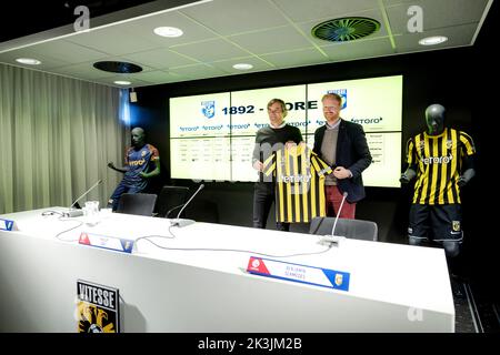 ARNHEM - Philip Cocu und technischer Direktor Benjamin Schmedes bei der Präsentation von Coccu als Cheftrainer von Vitesse. Der 101-malige Orange-Nationalspieler folgt auf Thomas Letsch, der letzte Woche zum deutschen VfL Bochum gewechselt ist. Cocu ist seit seiner Entlassung Ende 2020 im Derby County in England ohne Club. ANP ROBIN VAN LONKHUIJSEN Stockfoto