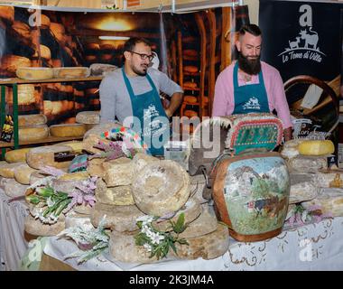 Turin, Italien - 23. September 2022: Käselverkäufer aus den Piemonteser Alpen, während der Messe 'Terra Madre - Salone del Gusto' (kostenlose Veranstaltung). Stockfoto