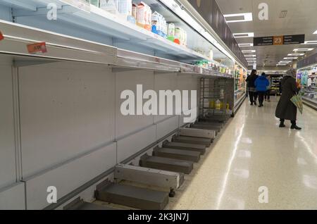 London, Großbritannien, 27. September 2022: Da das britische Pfund auf den internationalen Märkten leidet, gibt es in einer Filiale von Sainsbury's in Clapham keine frische Milch und die Regale sind leer, wo normalerweise Obst sein würde. Anna Watson/Alamy Live News Stockfoto