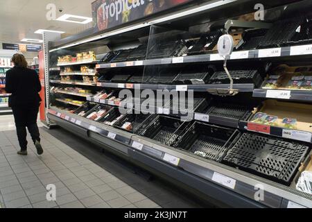 London, Großbritannien, 27. September 2022: Da das britische Pfund auf den internationalen Märkten leidet, gibt es in einer Filiale von Sainsbury's in Clapham keine frische Milch und die Regale sind leer, wo normalerweise Obst sein würde. Anna Watson/Alamy Live News Stockfoto