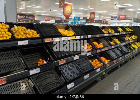 London, Großbritannien, 27. September 2022: Da das britische Pfund auf den internationalen Märkten leidet, gibt es in einer Filiale von Sainsbury's in Clapham keine frische Milch und die Regale sind leer, wo normalerweise Obst sein würde. Anna Watson/Alamy Live News Stockfoto