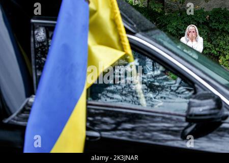 PERECHYN, UKRAINE - 25. SEPTEMBER 2022 - Eine Frau weint als Konvoi mit dem Leichnam des Oberleutnants Armen Petrosian, 50, der während der Befreiung starb Stockfoto