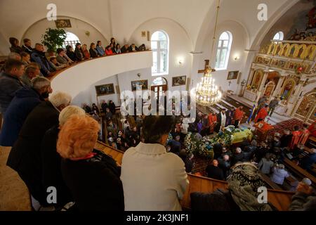 PERECHYN, UKRAINE - 25. SEPTEMBER 2022 - Trauernde nehmen an der Beerdigung von Oberleutnant Armen Petrosian, 50, Teil, der während der Befreiung des Nordostens starb Stockfoto