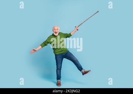 In voller Größe Porträt von überglücklich zufrieden lustige Großvater halten Stock haben gute Laune auf blauem Hintergrund isoliert Stockfoto