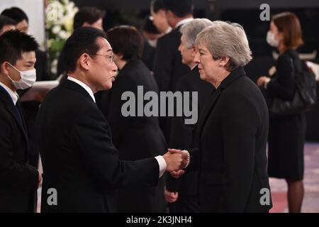 Tokio, Japan. 27. September 2022. Der japanische Premierminister Fumio Kishida (Front L) begrüßt die ehemalige britische Premierministerin Theresa May (R) vor einem Empfang im Asakasa State Guest House in Tokio am 27. September 2022, nachdem der ehemalige japanische Premierminister Shinzo Abe vom Staat begräbnist worden war. (Bild: © POOL via ZUMA Press Wire) Stockfoto