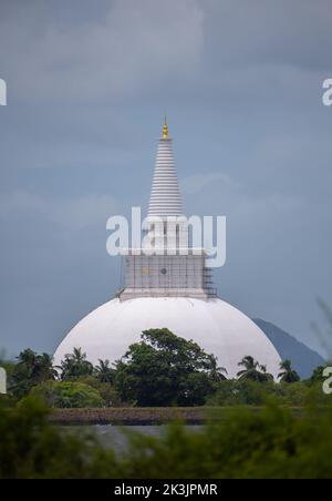 Blick auf Ruwanweli Maha Seya, den Großen Thupa über den See aus der Ferne. Stockfoto