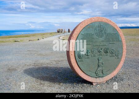 Children of the Earth, Denkmal in Nordkapp von sieben Kindern aus allen Teilen der Welt, symbolisiert Zusammenarbeit, Freundschaft, Hoffnung und Freude acro Stockfoto