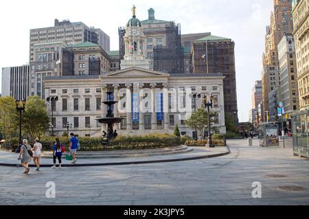 Brooklyn, NY, USA - 27. September 2022: Am frühen Morgen Vorderansicht der Brooklyn Borough Hall mit Willkommensbanner Stockfoto