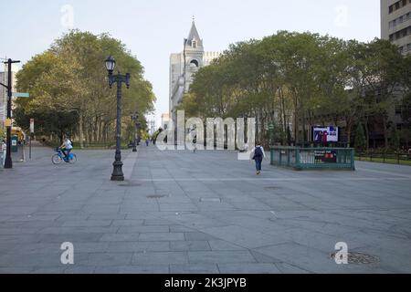 Brooklyn, NY, USA - 27. September 2022: Blick am frühen Morgen auf den Cadman Plaza, der den Eingang der Borough Hall U-Bahn und den nahegelegenen Park zeigt Stockfoto