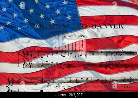 Ein mit Sternen verspankeltes Bannermusikblatt auf us-Stars und -Streifen-Flaggen Stockfoto