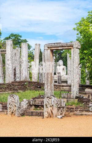 Thuparama Buddha Statue und die Steinsäulen. Weltkulturerbe in der heiligen Stadt Anuradhapura. Stockfoto