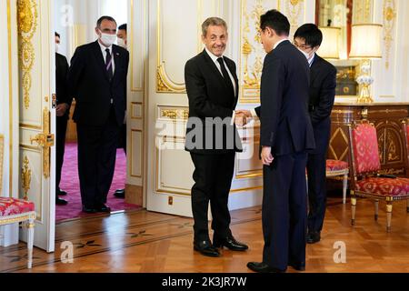 Tokio, Japan. 27. September 2022. Der ehemalige französische Präsident Nicolas Sarkozy, Mitte, begrüßt den japanischen Premierminister Fumio Kishida vor ihrem Treffen im staatlichen Gästehaus des Akasaka Palace in Tokio am Dienstag, den 27. September 2022. (Bild: © POOL via ZUMA Press Wire) Stockfoto