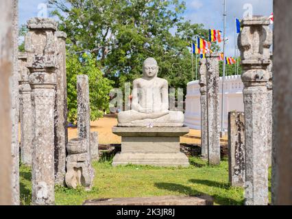Thuparama Buddha Statue und die Steinsäulen. Weltkulturerbe in der heiligen Stadt Anuradhapura. Stockfoto