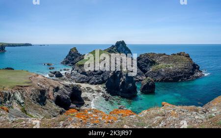 Panorama von der Klippe der kynance Bucht auf der Eidechsenhalbinsel cornwall Stockfoto