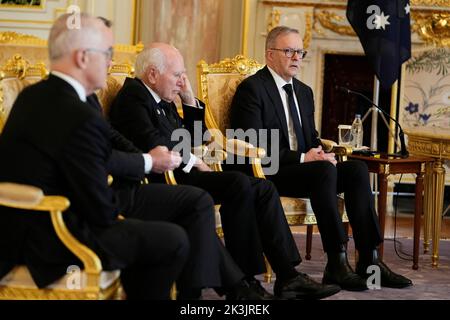 Tokio, Japan. 27. September 2022. Der australische Premierminister Anthony Albanese hört dem japanischen Premierminister Fumio Kishida zu, während der ehemalige australische Premierminister Malcolm Turnbull von links, Tony Abbott hinter Turnbull und John Howard ebenfalls während ihres Treffens im Akasaka Palace State Guest House in Tokyo am Dienstag, den 27. September 2022, zuhören. (Bild: © POOL via ZUMA Press Wire) Stockfoto