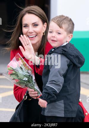 Die Prinzessin von Wales erhält von der vierjährigen Theo Crompton eine Menge Blumen, als sie zu einem Besuch der RNLI Holyhead Lifeboat Station in Holyhead, Wales, eintrifft, wo sie mit dem Prinz von Wales Crew trifft, Freiwillige und einige von denen, die von ihrer lokalen Einheit unterstützt wurden. Holyhead ist eine der drei ältesten Rettungsbootstationen an der walisischen Küste und hat eine bemerkenswerte Geschichte der Tapferkeit, da sie 70 Auszeichnungen für die Galanterie erhalten hat. Bilddatum: Dienstag, 27. September 2022. Stockfoto