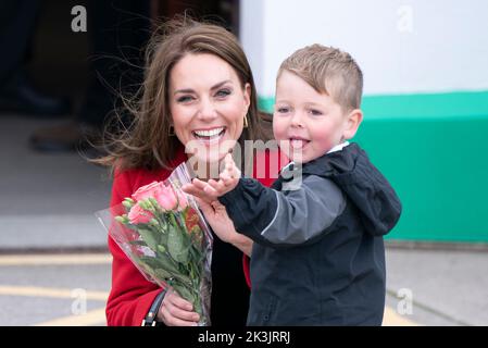 Die Prinzessin von Wales erhält von der vierjährigen Theo Crompton eine Menge Blumen, als sie zu einem Besuch der RNLI Holyhead Lifeboat Station in Holyhead, Wales, eintrifft, wo sie mit dem Prinz von Wales Crew trifft, Freiwillige und einige von denen, die von ihrer lokalen Einheit unterstützt wurden. Holyhead ist eine der drei ältesten Rettungsbootstationen an der walisischen Küste und hat eine bemerkenswerte Geschichte der Tapferkeit, da sie 70 Auszeichnungen für die Galanterie erhalten hat. Bilddatum: Dienstag, 27. September 2022. Stockfoto