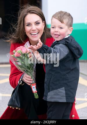 Die Prinzessin von Wales erhält von der vierjährigen Theo Crompton eine Menge Blumen, als sie zu einem Besuch der RNLI Holyhead Lifeboat Station in Holyhead, Wales, eintrifft, wo sie mit dem Prinz von Wales Crew trifft, Freiwillige und einige von denen, die von ihrer lokalen Einheit unterstützt wurden. Holyhead ist eine der drei ältesten Rettungsbootstationen an der walisischen Küste und hat eine bemerkenswerte Geschichte der Tapferkeit, da sie 70 Auszeichnungen für die Galanterie erhalten hat. Bilddatum: Dienstag, 27. September 2022. Stockfoto