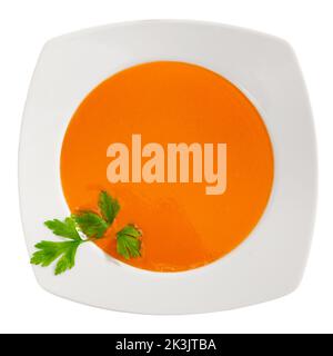 Kalte Tomatensuppe Gazpacho in weißer Schüssel Stockfoto