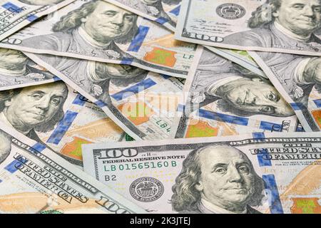 Nahaufnahme Blick Stapel von mehreren hundert US-Dollar-Banknoten auf einem Tisch. Konzept für Business und Einsparungen. Stockfoto