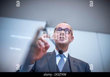 Berlin, Deutschland. 27. September 2022. Friedrich Merz, CDU-Bundesvorsitzender, spricht zu Beginn der CDU/CSU-Fraktionssitzung im Bundestag. Quelle: Michael Kappeler/dpa/Alamy Live News Stockfoto