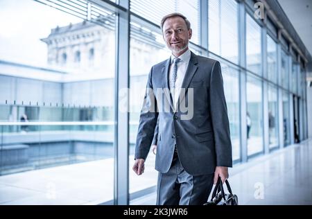 Berlin, Deutschland. 27. September 2022. Bundesfinanzminister Christian Lindner (FDP) geht zur Sitzung der FDP-Fraktion im Bundestag. Quelle: Michael Kappeler/dpa/Alamy Live News Stockfoto