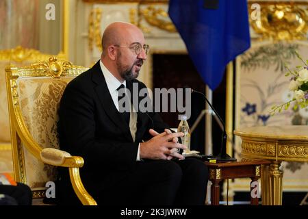 Tokio, Japan. 27. September 2022. Der Präsident des Europäischen Rates, Charles Michel, sprach am Dienstag, den 27. September 2022, mit dem japanischen Premierminister Fumio Kishida im staatlichen Gästehaus des Akasaka Palace in Tokio. (Bild: © POOL via ZUMA Press Wire) Stockfoto