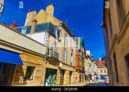 Typische enge Gassen im historischen Zentrum von Dijon, Frankreich Stockfoto